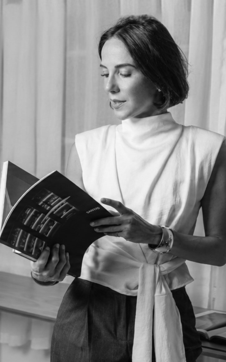 Sandra Ferrer leyendo